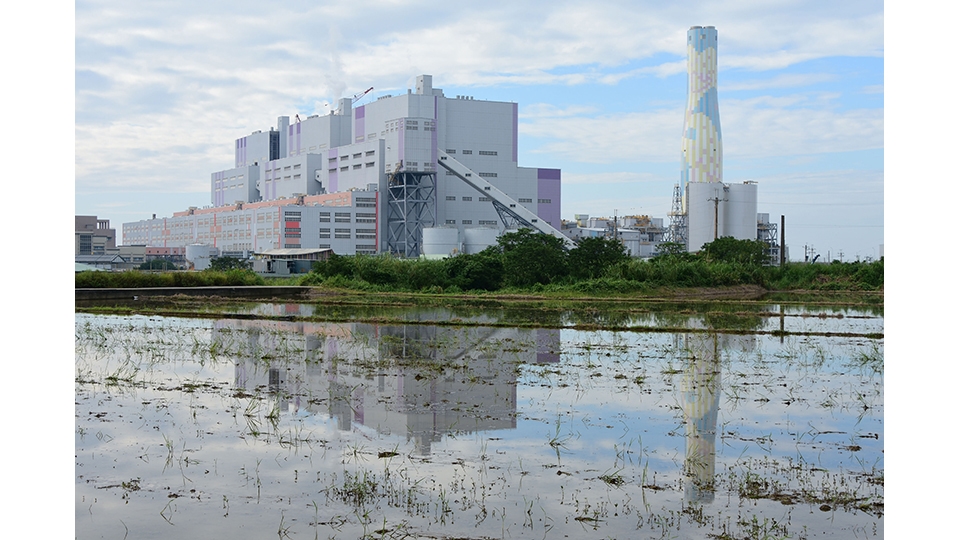 林口火力發電廠的主要燃料──煤炭， 就是人孔蓋杯墊的材料前身。